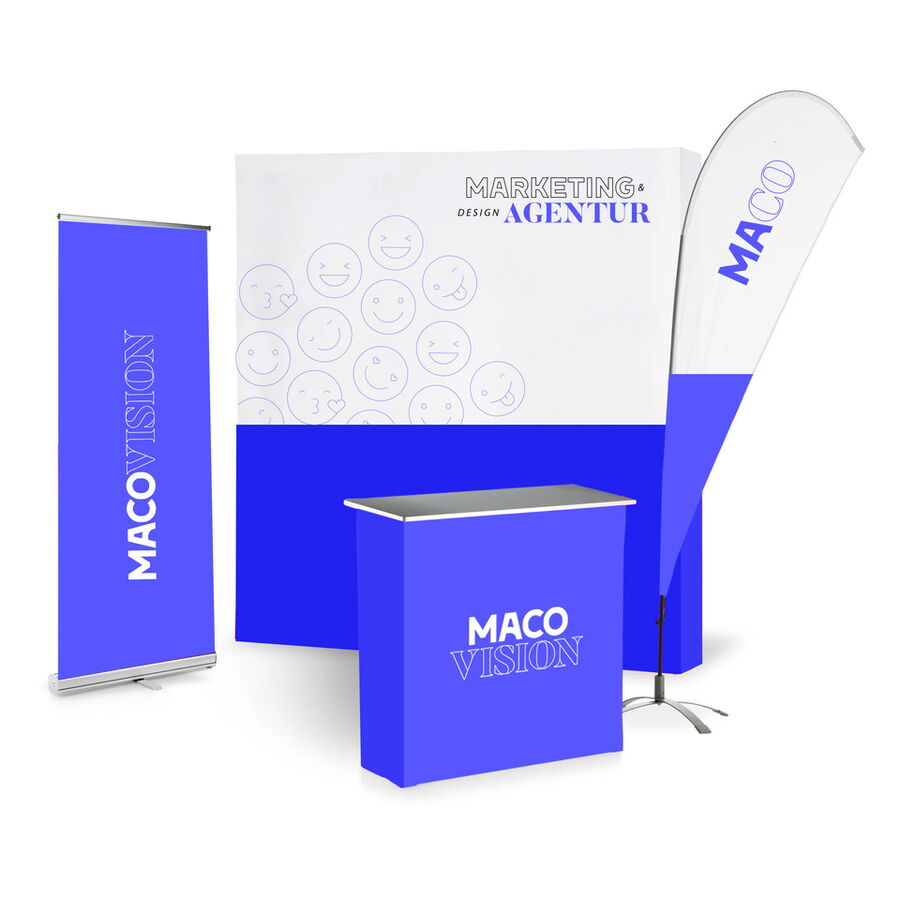 Messestand mit Banner und Flagge mit Firmenlogo